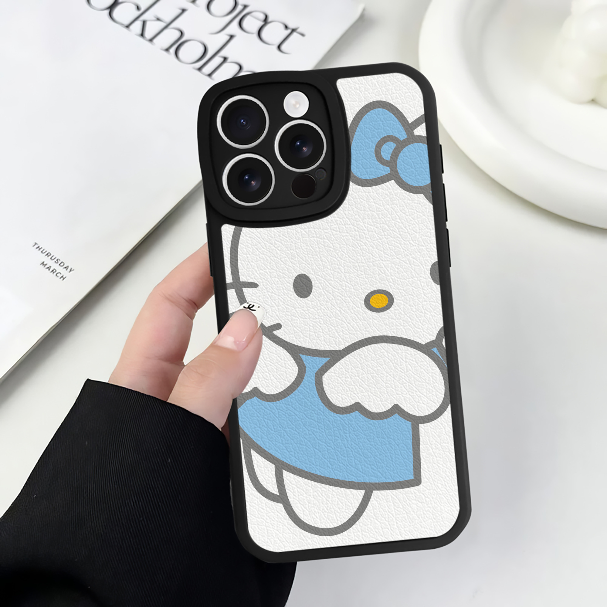 （画像用） Hello Kitty ハローキティ 【iPhone 16シリーズ対応】シリコンスマホケース（レザー調） 材質：シリコン